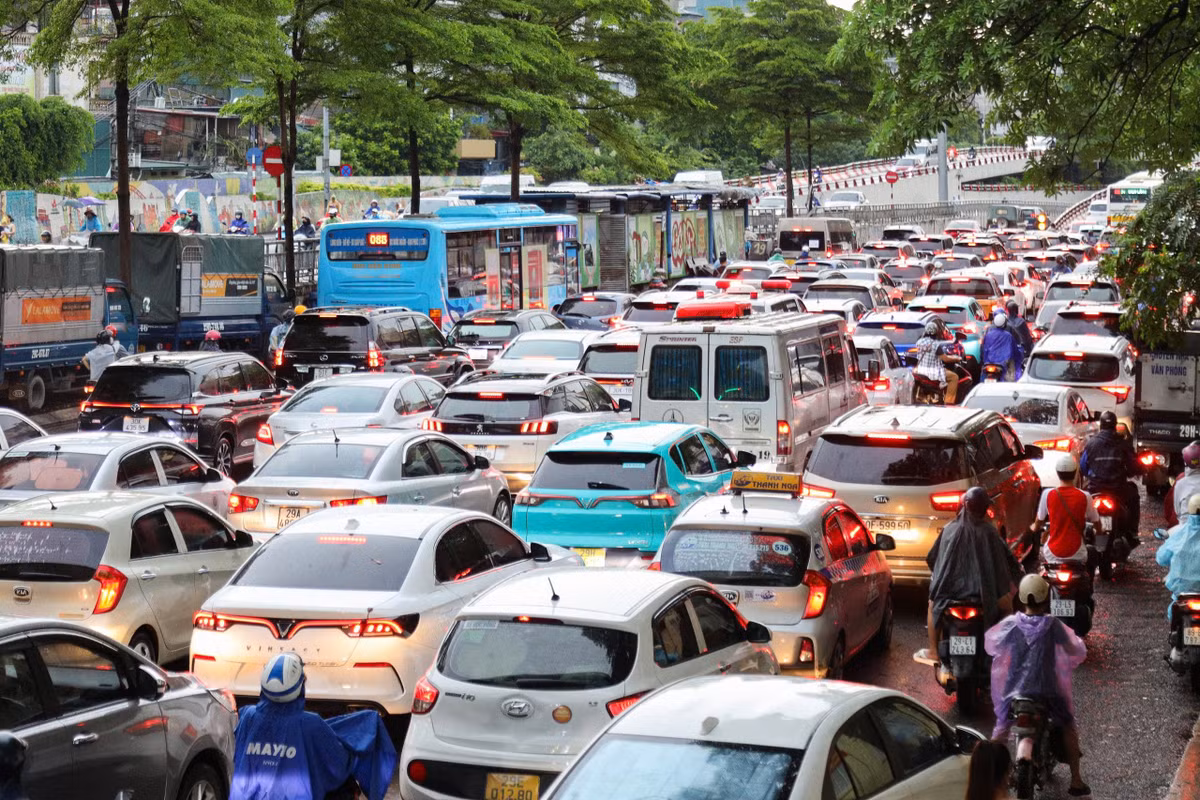 Các xe dường như buộc phải "chôn bánh" tại chỗ.