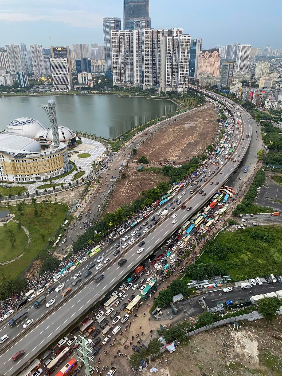 Phương tiện giao thông trên tuyến đường vành đai 3 và đường Phạm Hùng bị "đóng băng".