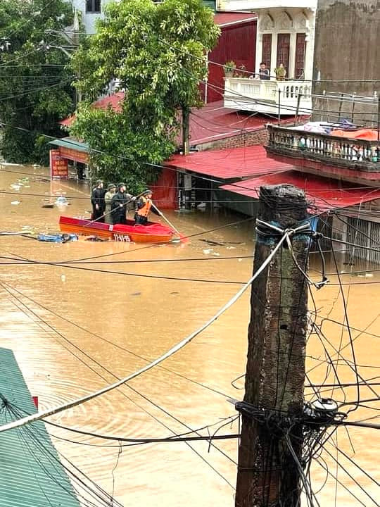 Theo báo cáo của UBND huyện Văn Lãng, để ứng phó với bão số 3, huyện đã chỉ đạo các cơ quan, đơn vị, UBND các xã, thị trấn tập trung lãnh đạo, chỉ đạo triển khai công tác phòng ngừa, ứng phó với diễn biến mưa lớn; chủ động theo dõi chặt chẽ diễn biến, kịp thời triển khai theo phương châm 4 tại chỗ.