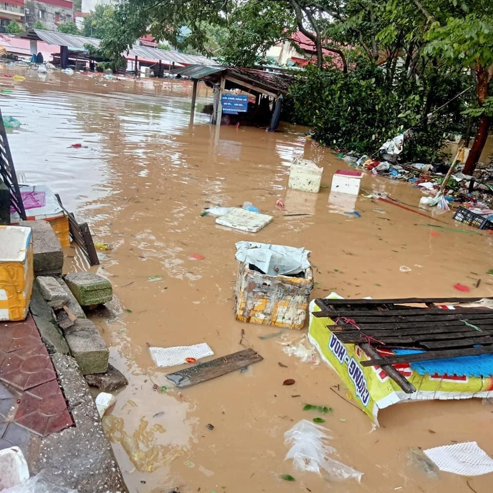 Hiện nay, tình trạng lũ lụt, ngập úng vẫn đang diễn ra tại nhiều địa phương của tỉnh Lạng Sơn. Trong đó tại Na Sầm, huyện Văn Lãng đang chịu ảnh hưởng nặng nề.