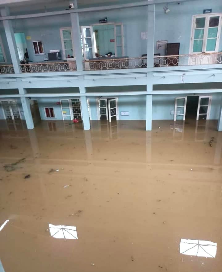 Rà soát, chủ động phương án sơ tán người dân ra khỏi khu vực nguy hiểm, kiên quyết không cho phép làm các lán trại, nhà tạm tại khu vực có nguy cơ xảy ra sạt lở, lũ quét; triển khai các biện pháp an toàn 13 hồ đập, hạn chế thiệt hại đối với nuôi trồng thủy sản, sản xuất nông nghiệp và công trình hạ tầng;...