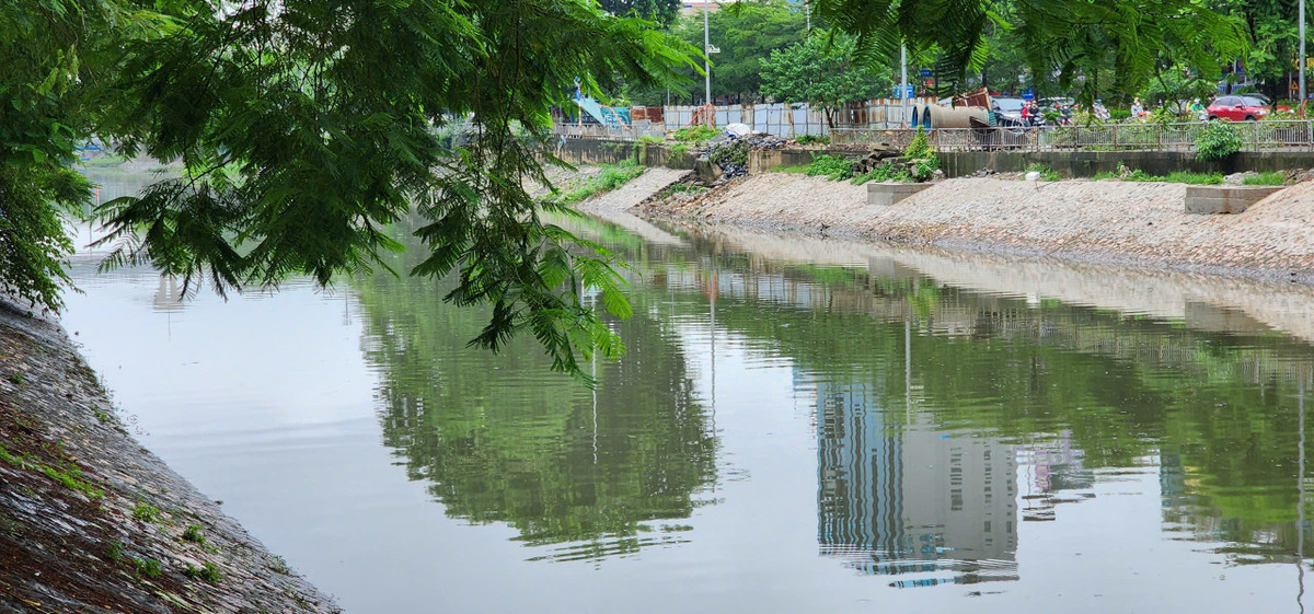 Một số đoạn có mực nước cao nhưng cách mặt đường Láng - Nguyễn Khang tầm 3 - 4 mét.