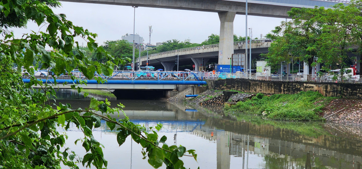 Mực nước sông Tô Lịch chảy qua cầu Giấy đang có dấu hiệu cao lên.