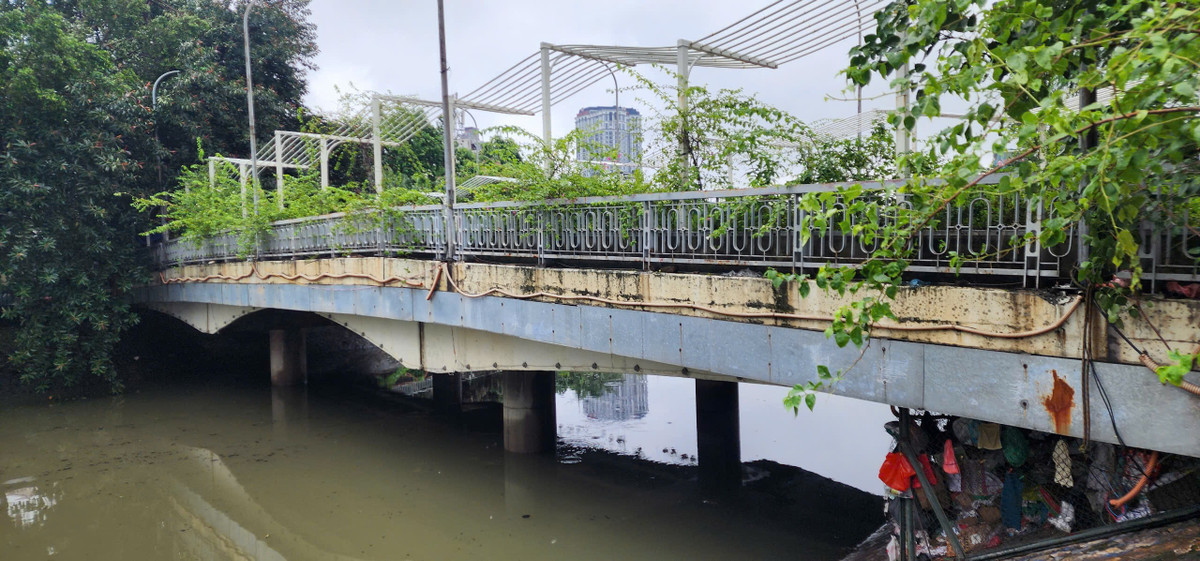 Mực nước "đeo bám" thành cầu bắc qua sông Tô Lịch ngày càng sát sao.