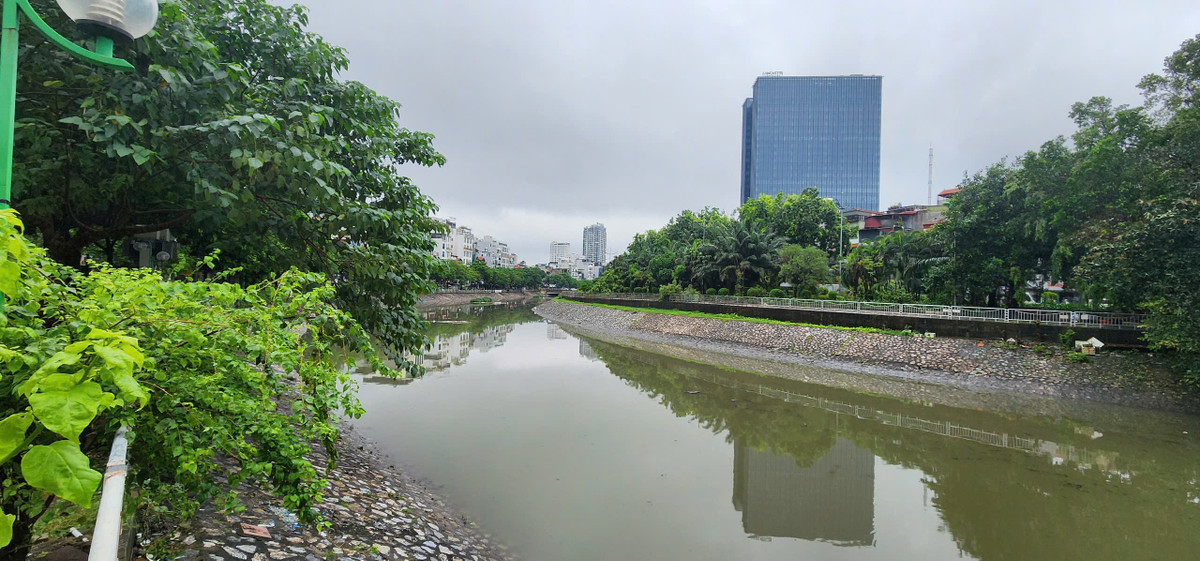 Sáng 10/9, ghi nhận của PV Báo Tri thức và Cuộc sống, nước sông Tô Lịch chảy qua địa bàn các quận Cầu Giấy, quận Thanh Xuân có màu khá xanh và trong tình trạng sạch, không có mùi hôi thối. Mực nước có dấu hiệu dâng cao nhưng vẫn trong tầm kiểm soát, an toàn.