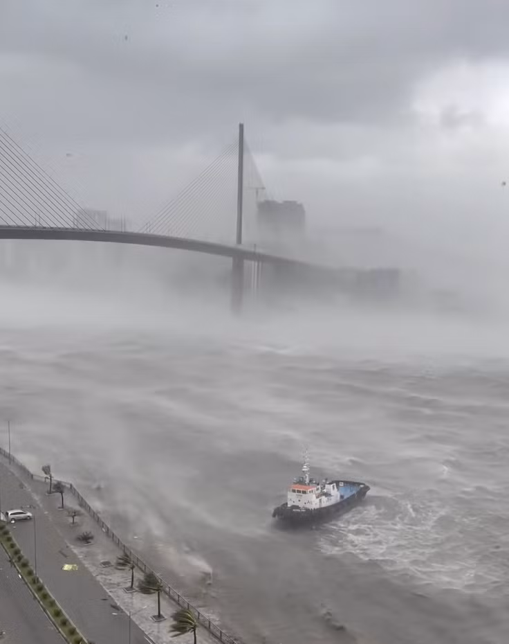 Cầu Bãi Cháy "gồng mình" chống sức gió cực lớn của bão số 3. Dưới chân cầu là từng làn sóng cuồn cuộn.