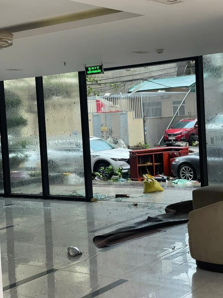 Kính bị vỡ vụn.