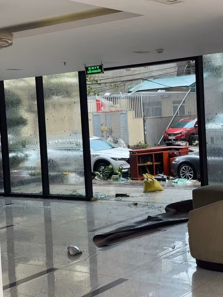 Kính bị vỡ vụn.