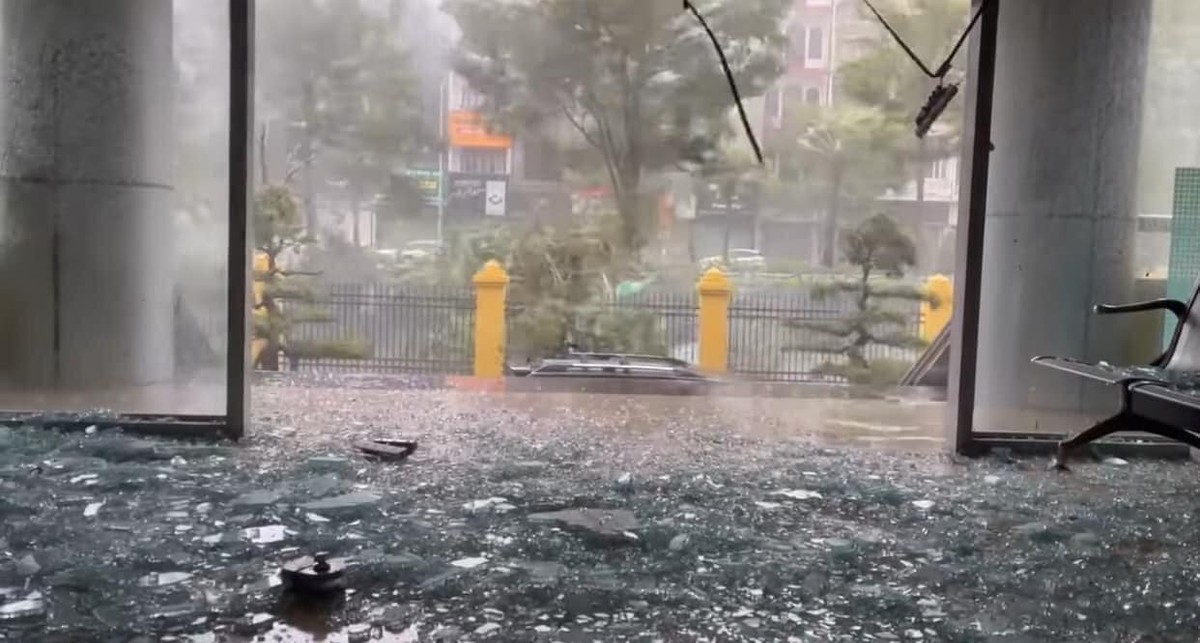 Những mảng kính không thể chống chịu sức gió của bão số 3 Yagi.