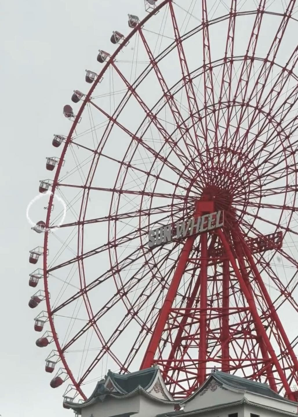 Công trình vòng quay tại Hạ Long đã bị thổi bay một số cấu kiện.