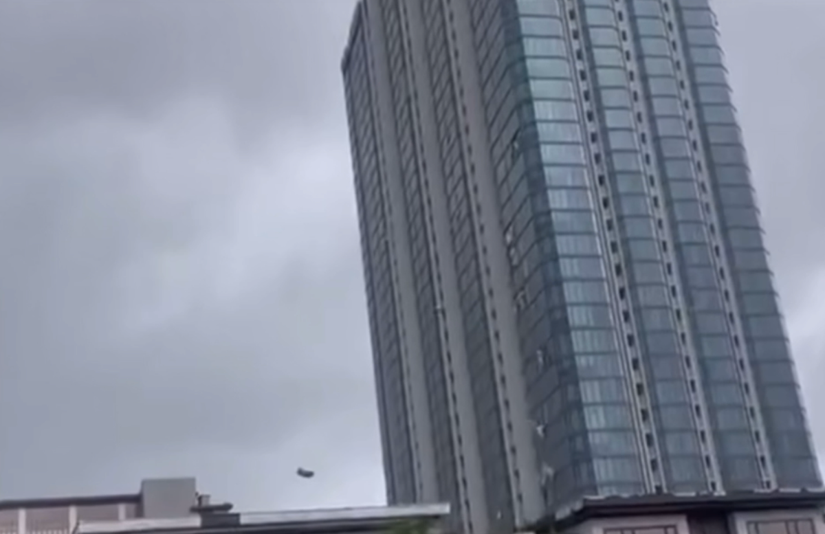 Toà nhà cao tầng ở Hạ Long bị gió thổi bay nhiều tấm kính cửa.