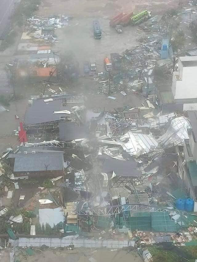 Nhiều công trình nhà ở, kho bãi bị đánh tan hoang.