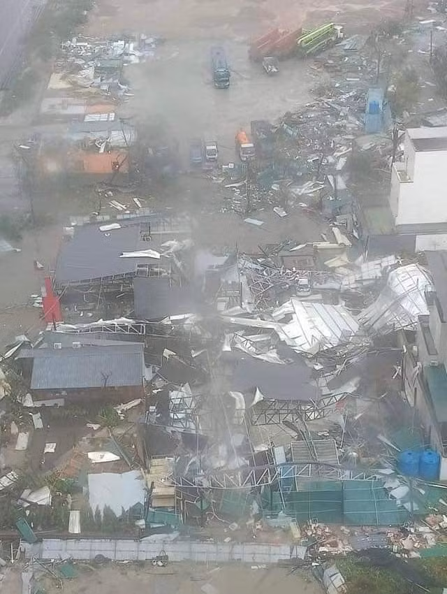 Nhiều công trình nhà ở, kho bãi bị đánh tan hoang.