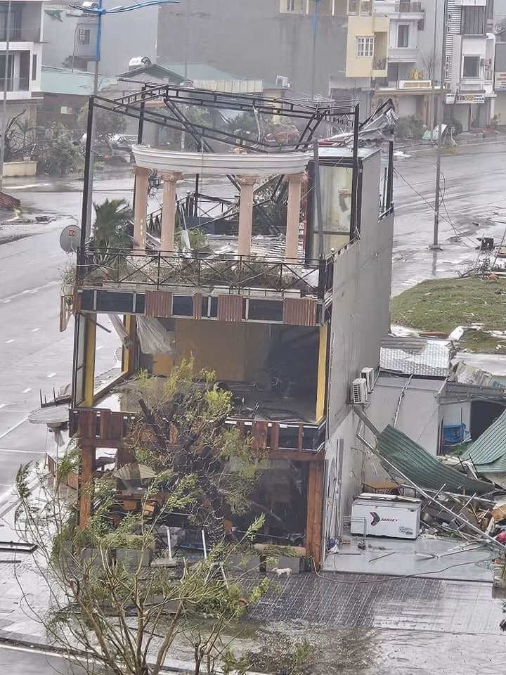 Nhà ở Hạ Long bị gió quật tung nóc, cửa.