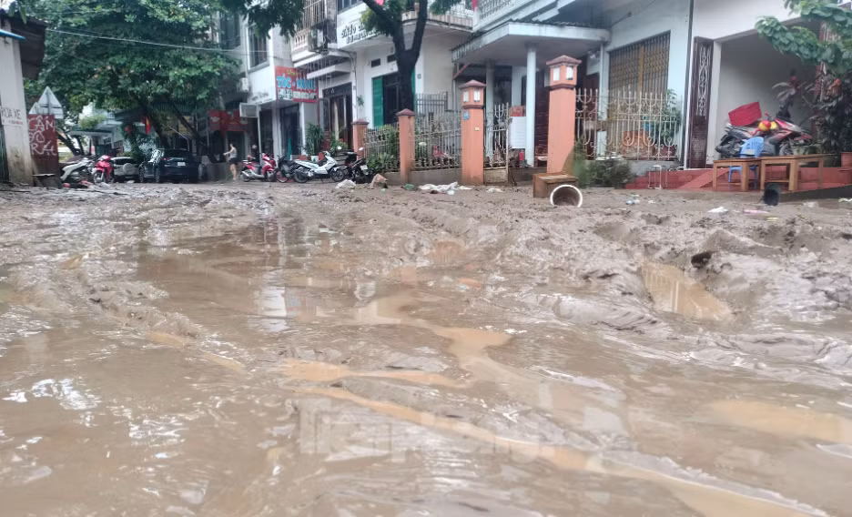 Mot tinh nguyen vien ung cuu lu lut o Yen Bai tu vong