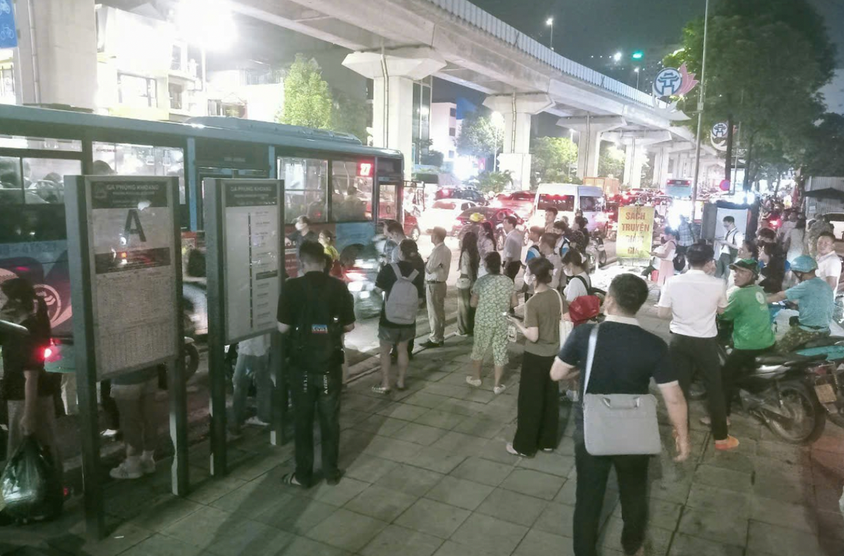 Hoảng hồn tàu đường sắt Cát Linh - Hà Đông đang chạy đột ngột dừng Hoang hon tau duong sat Cat Linh - Ha Dong dang chay dot ngot dung