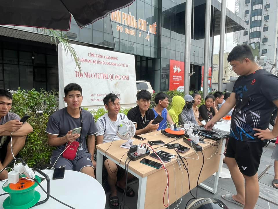 Tại TP. Hạ Long, nhiều người dân tìm đến toà nhà Viettel Quảng Ninh để được sạc điện thoại và hỗ trợ sóng, mạng liên hệ với người thân sau cơn bão số 3 Yagi. 