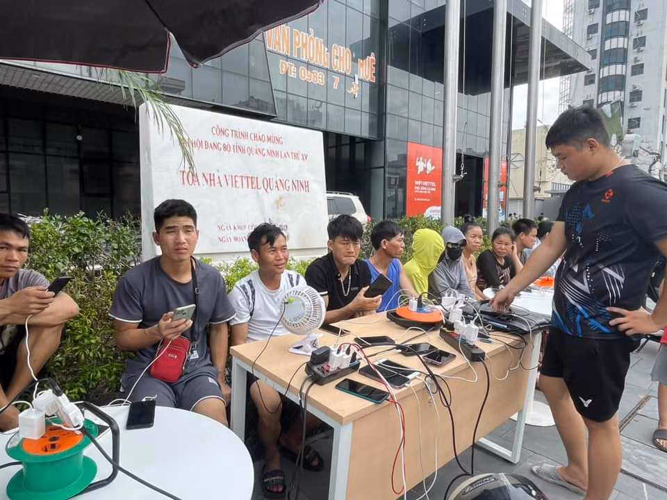 Tại TP. Hạ Long, nhiều người dân tìm đến toà nhà Viettel Quảng Ninh để được sạc điện thoại và hỗ trợ sóng, mạng liên hệ với người thân sau cơn bão số 3 Yagi. 