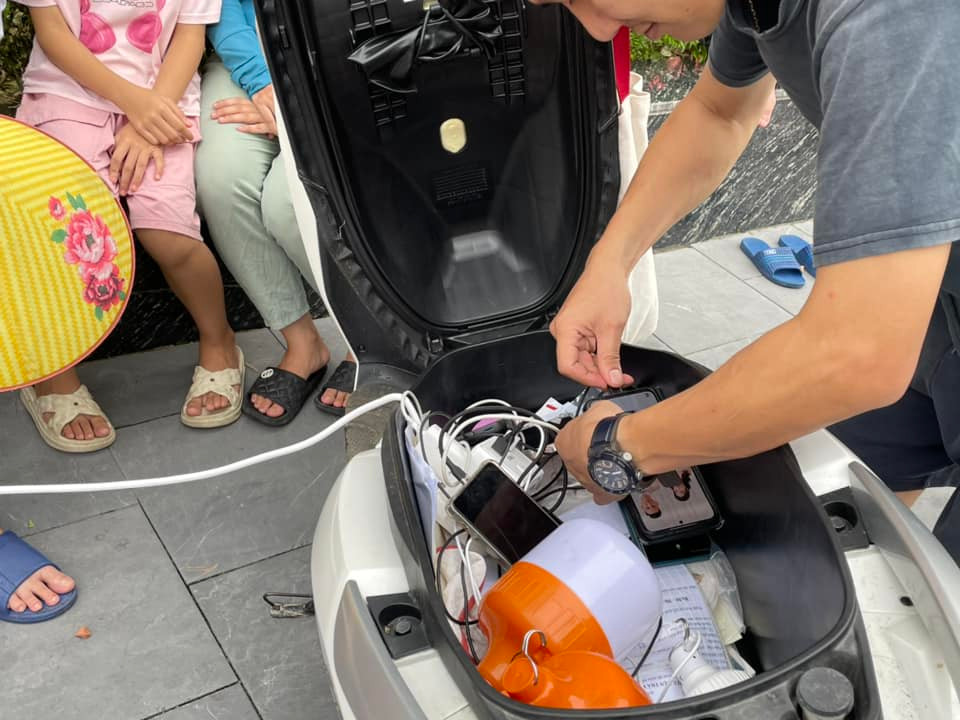 Thậm chí được dẫn vào trong cốp xe để sạc điện thoại và các thiết bị khác.