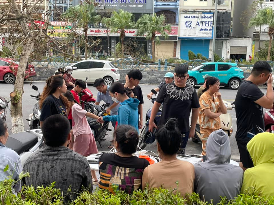 Tại vị trí sạc miễn phí này được chuẩn bị rất nhiều ổ điện và bố trí ở nhiều khu vực để người dân có thể tới sạc thiết bị di động, phục vụ nhu cầu cá nhân.