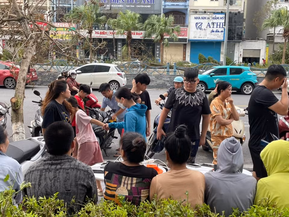 Tại vị trí sạc miễn phí này được chuẩn bị rất nhiều ổ điện và bố trí ở nhiều khu vực để người dân có thể tới sạc thiết bị di động, phục vụ nhu cầu cá nhân.