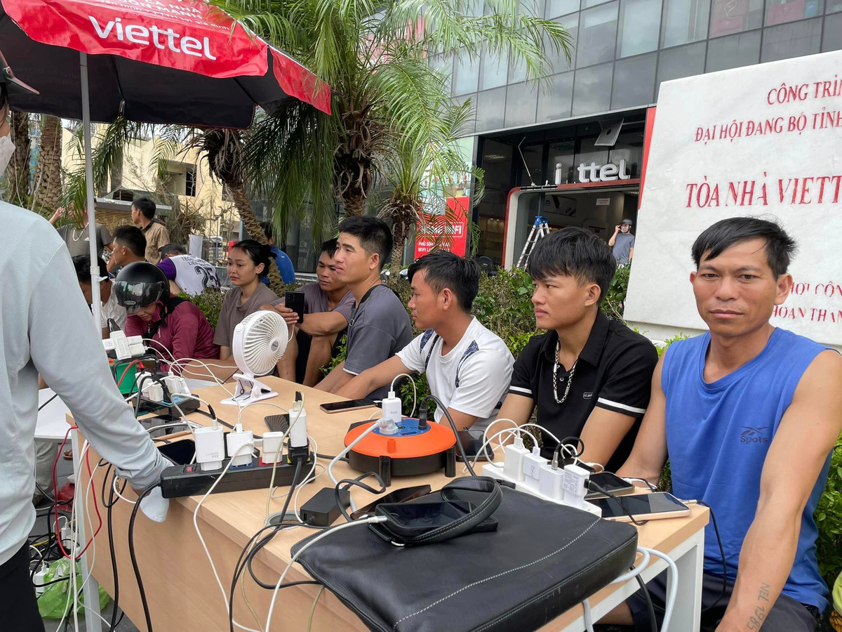 Các ổ điện đều chật kín dây sạc cho các thiết bị di động cá nhân được người dân đem tới.