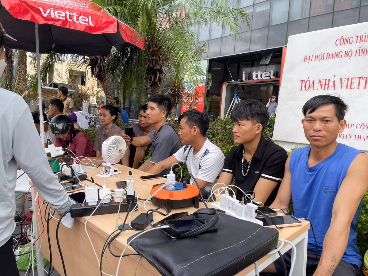 Các ổ điện đều chật kín dây sạc cho các thiết bị di động cá nhân được người dân đem tới.