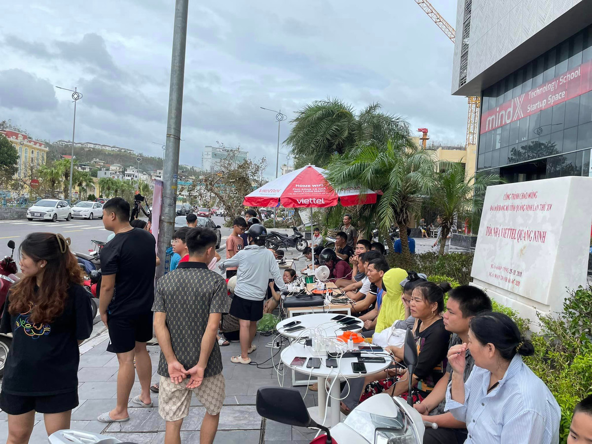 Từ việc mất điện diện rộng ở các địa phương chịu ảnh hưởng bởi bão Yagi, một số đơn vị viễn thông cũng thiết lập các trạm sạc miễn phí, hỗ trợ người dân trong việc liên lạc, đáp ứng nhu cầu của người dùng di động.