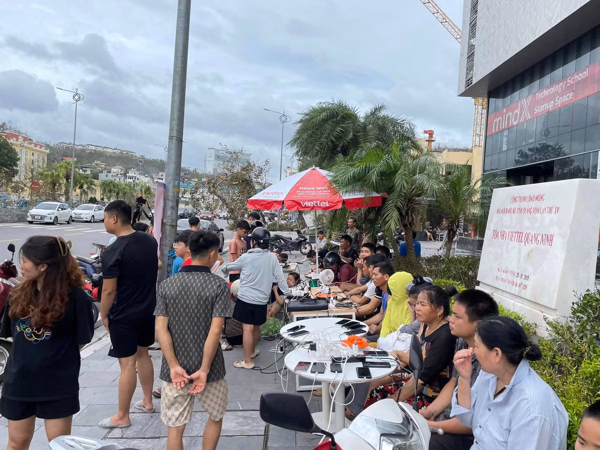 Từ việc mất điện diện rộng ở các địa phương chịu ảnh hưởng bởi bão Yagi, một số đơn vị viễn thông cũng thiết lập các trạm sạc miễn phí, hỗ trợ người dân trong việc liên lạc, đáp ứng nhu cầu của người dùng di động.