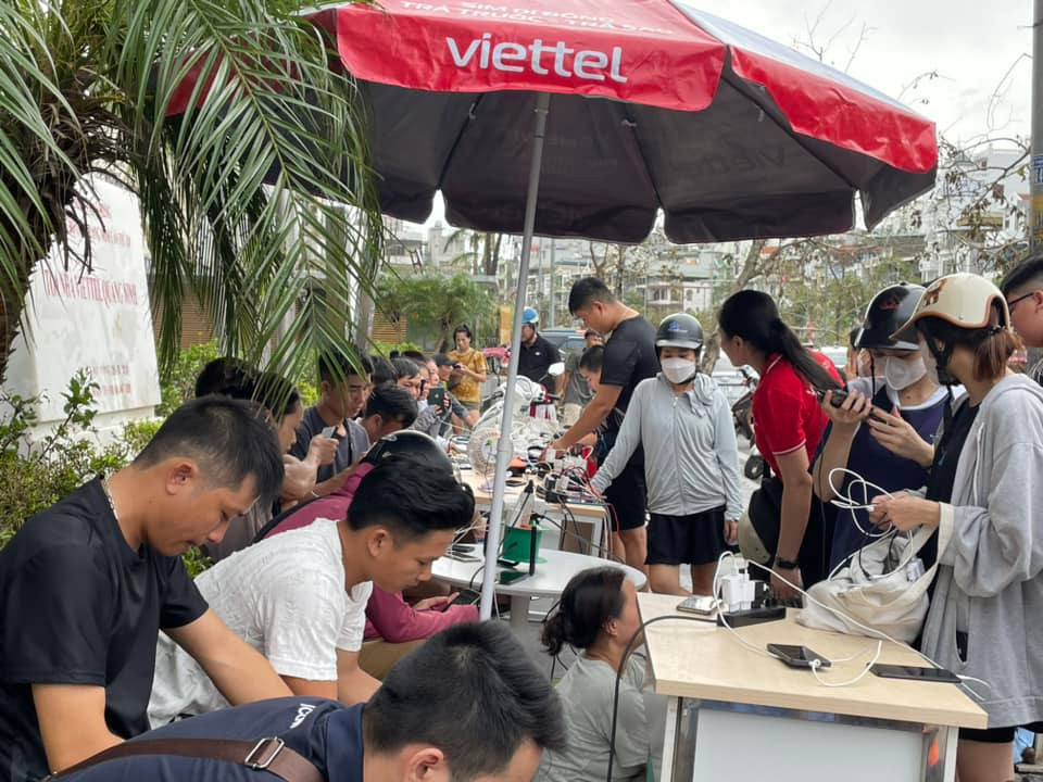 Được biết, điểm cung cấp sạc miễn phí này sẽ mở cửa suốt đêm, cho tới khi thành phố đảm bảo điện lưới phục vụ cho người dân tự sạc tại nhà.