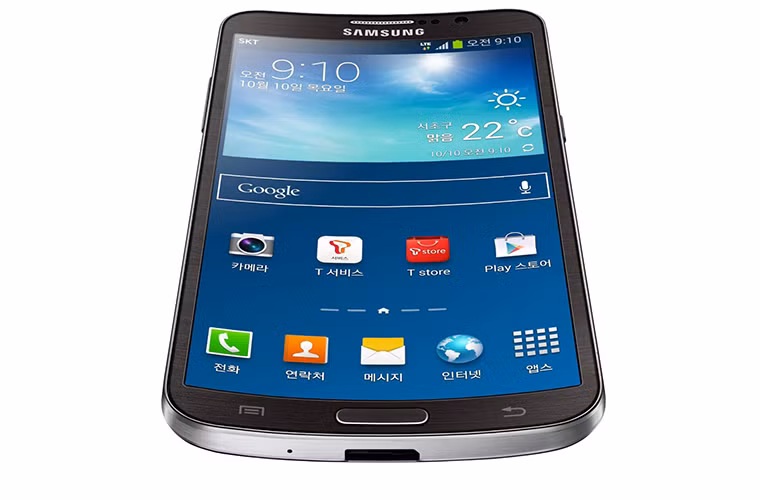 Galaxy Round về cơ bản là một phiên bản màn hình cong của Note 3 vì 2 mẫu này có nhiều điểm chung: vi xử lý Snapdragon 800, RAM 3GB, camera sau 16MP, mặt lưng giả da. Vì Samsung đã không sản xuất nhiều nên Galaxy Round được phát hành rất hạn chế.