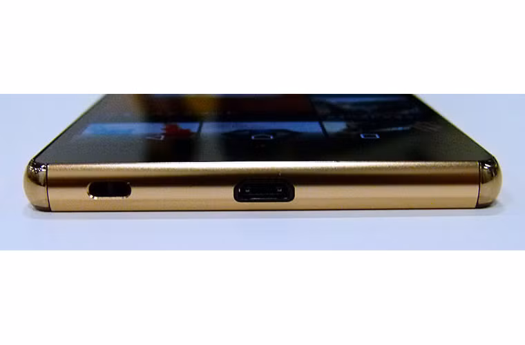 Cổng sạc đã được dời từ cạnh bên xuống cạnh dưới.