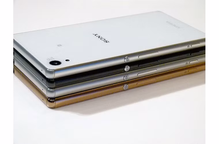 Máy được bán ra tại Nhật Bản với 4 màu trắng, xám, đồng và đen.