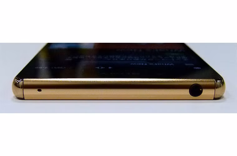 Trên Xperia Z4, Sony đã làm cho model này trở nên mỏng nhẹ hơn với độ dày chỉ 6,9 mm, nặng 144 gam.