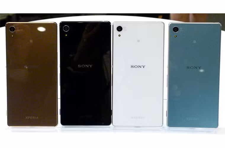Về tổng thể, Xperia Z4 trông vẫn giống với Xperia Z3 với khung kim loại nguyên khối, thiết kế theo phong cách OmniBalance.