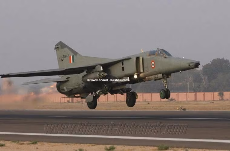 Trong hàng chục năm qua, Không quân Ấn Độ vẫn không thể nào giảm bớt tỉ lệ tai nạn máy bay hàng năm. Hầu như cứ vài tháng Ấn Độ lại mất một trực thăng hay máy bay không quân, thậm chí có tháng mất vài chiếc. Theo một số tài liệu, trong 10 năm trở lại đây, Ấn Độ đã mất 90 máy bay chiến đấu, trong đó có 11 chiếc MiG-27.