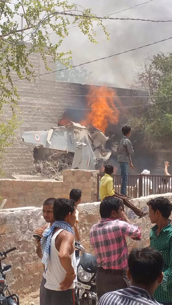 Khói lửa bốc cao tại hiện trường vụ rơi máy bay tiêm kích MiG-27.