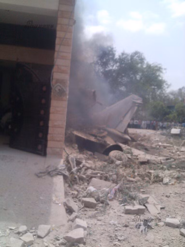 Ngôi nhà bị sập một phần sau khi chiếc MiG-27 “hạ cánh”.