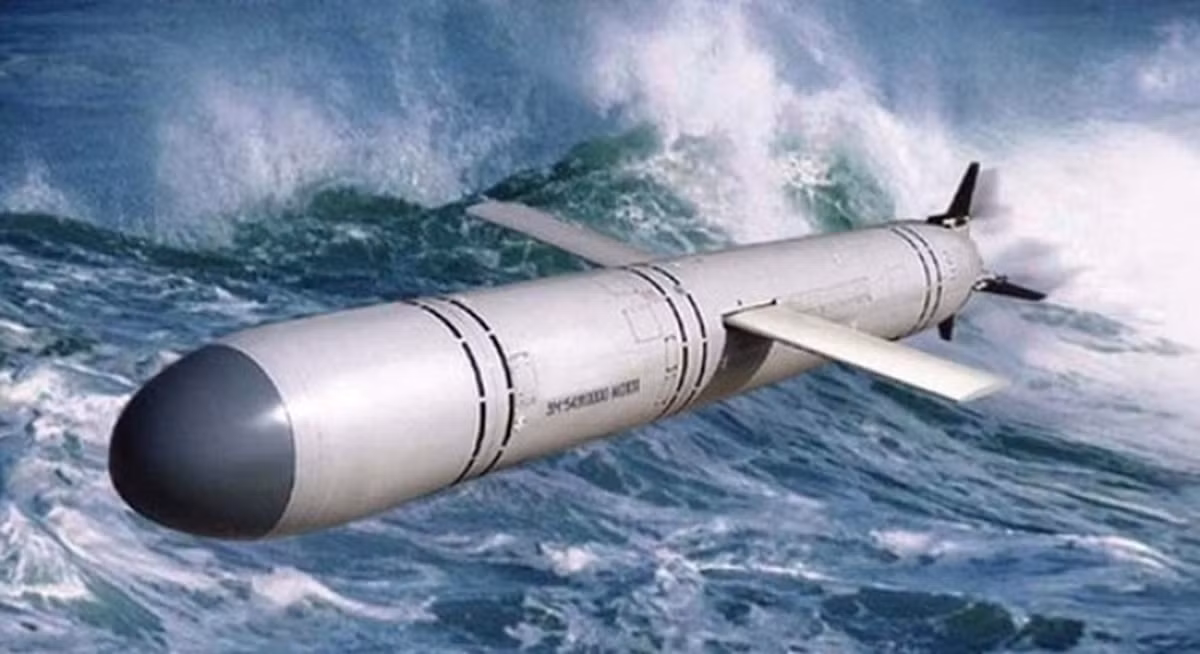 Kalibr của Nga: tên lửa hành trình chống hạm, tàu ngầm, tấn công đất liền, tầm bắn (220 – 2500) km tùy biến thể, tốc độ (0,8-2,9) Mach, tức vào khoảng 797- 3549km/h. Kalibr được phóng từ tàu mặt nước, tàu ngầm, máy bay hoặc contenơ phóng và có thể mang theo đầu đạn thông thường hoặc hạt nhân. Nga, Ấn Độ, Trung Quốc, Việt Nam, Algeria đang sở hữu, tuy nhiên hiện nay Kalibr nằm trong danh sách các loại vũ khí cấm xuất khẩu của Liên Bang Nga.