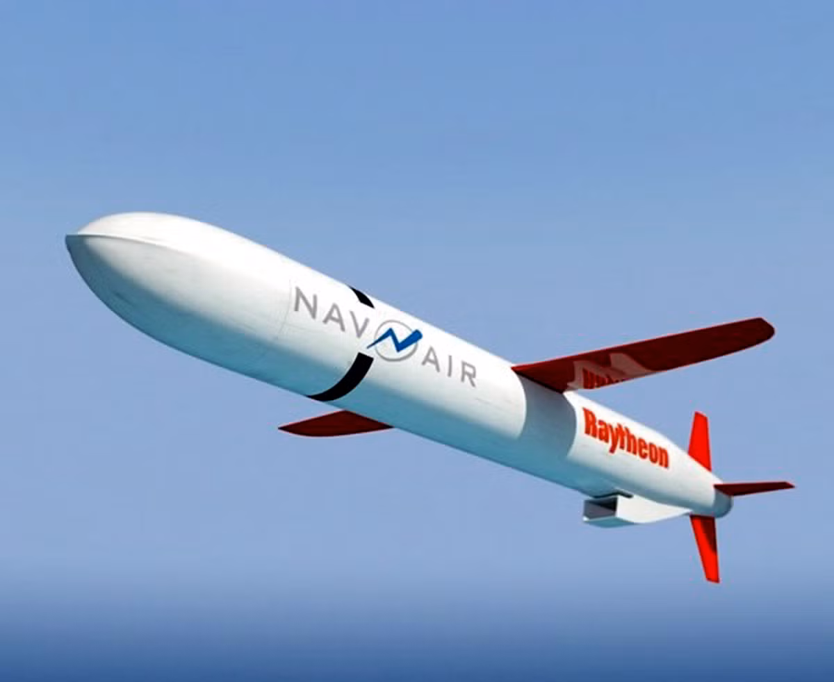 Tomahawk của Mỹ: tên lửa hành trình chống hạm, tấn công đất liền tầm xa, khối lượng từ (1300-1600)kg, tầm bắn (1700 – 2500) km, tốc độ bay 0,72 Mach (881km/h) dẫn đường bằng quán tính, radar hồng ngoại chủ động và vệ tinh. Tomahawk có thể mang theo đầu đạn thông thường hoặc hạt nhân, được phóng từ tàu mặt nước, tàu ngầm hoặc contenơ phóng. Hiện có Anh và Mỹ sử dụng loại này.