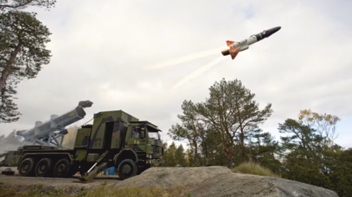 Tên lửa chống hạm RBS15 Mk3 của Thụy Điển: tiêu diệt các loại tàu nhỏ, tốc độ cơ động cao. RBS-15Mk3 được thiết kế theo sơ đồ khí động lực học “con vịt” với việc bố trí cánh hình chữ thập, động cơ tuabin phản lực Microturbo TRI 60-2 và 02 máy gia tốc phóng nhiên liệu rắn. Cự ly bay 200km, trong tương lai nhà sản xuất dự định cải tiến tên lửa tăng cự ly hoạt động lên gấp đôi (400km). Hiện nay, tổ hợp tên lửa chống tàu RBS15 Mk3 đã được trang bị cho tàu hộ tống Visby của Thụy Điển, tàu hộ tống dự án 621 của Ba Lan, chiến hạm triển vọng F-125 của Hải quân Đức.