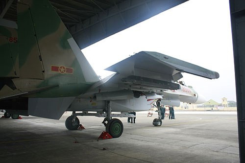 Su-30MK2 cũng có khả năng không đối đất chính xác cao bằng các loại vũ khí thông minh như: Tên lửa không đối đất dẫn đường laser Kh-29T/L, Kh-25 và tên lửa hành trình Kh-59ME.
