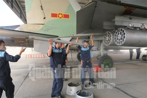 Su-30MK2 được thiết kế đáp ứng nhiều nhiệm vụ gồm cả tác chiến không đối không, không đối đất, không đối hải. Vì thế, nó có khả năng mang rất nhiều loại vũ khí, tất nhiên là tổng tải trọng rất lớn, lên tới 8 tấn cùng 12 điểm treo ở cánh và thân máy bay.