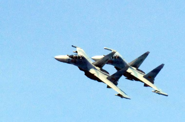 Su-30MK2 được đưa lên bầu trời bằng hai động cơ đẩy AL-31F cực khỏe, cho tốc độ tối đa 2.120km/h, tầm bay 3.000km, trần bay 17,3km, vận tốc leo cao 230m/s.