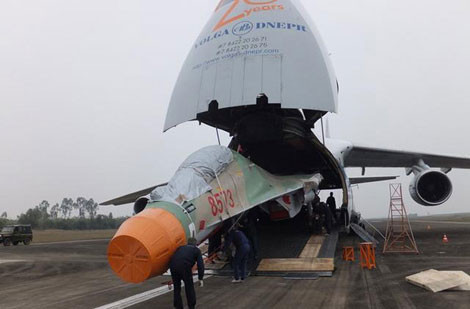 Trong ảnh, máy bay tiêm kích Su-30MK2 số hiệu 8573 đang được đưa xuống sân bay ở Việt Nam từ khoang thân máy bay vận tải An-124 Ruslan.