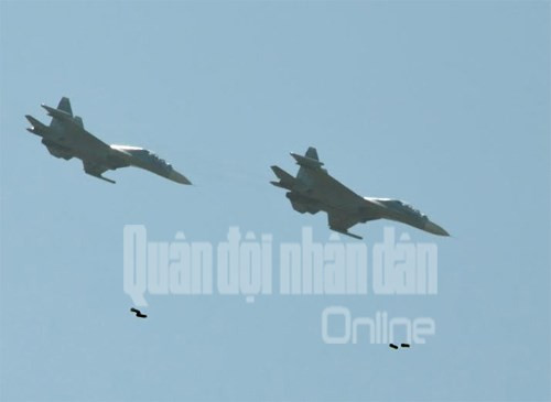 Và khi cần, Su-30MK2 hoàn toàn biến thành một “pháo đài bay” như B-52 khi mang được tối đa 28 quả bom đa công dụng OFAB-250-270 hoặc bom thông minh KAB-500/1500KR.