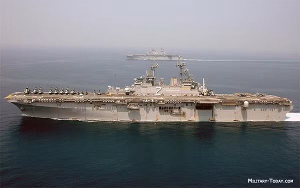 Giới quân sự cho rằng, kỷ nguyên ngoại giao pháo hạm của đội tàu sân bay Mỹ đã qua, với sự phát triển của công nghệ, nhất là các loại tên lửa chống hạm như hiện nay, vì vậy nên thay tàu sân bay bằng tàu đổ bộ vạn năng (UDC) là phù hợp hơn.