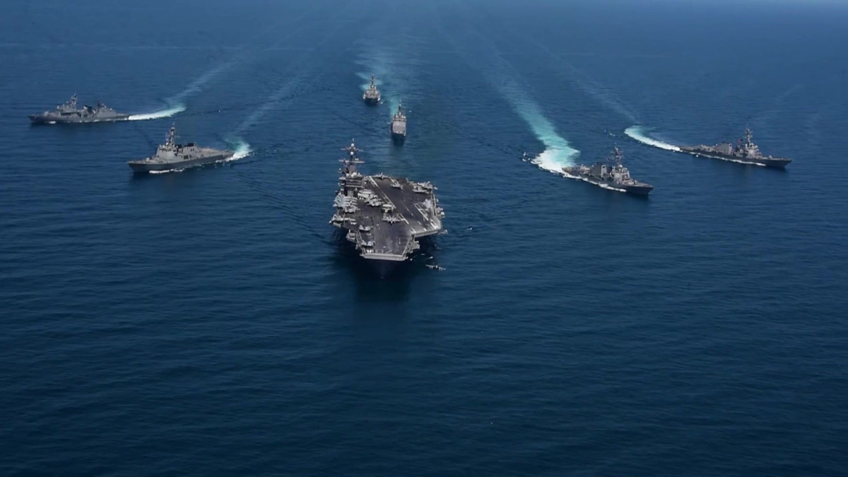 Có hai lý do để xem xét sửa đổi căn bản chiến lược của hải quân Mỹ, lý do đầu tiên là vấn đề kinh tế. Với việc duy trì đội tàu sân bay khổng lồ, bao gồm 11 tàu sân bay, đi cùng với nó là gần một trăm tàu hộ vệ và tàu bảo đảm hậu cần, như vậy cần một nguồn kinh phí khổng lồ.