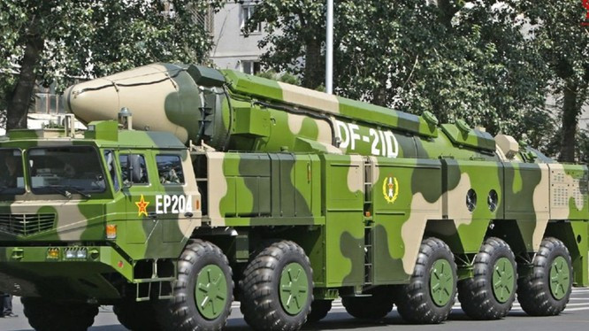 Không chỉ với Nga, Hải quân Trung Quốc gần đây cũng nổi lên là mối đe dọa lớn với Hải quân Mỹ, với việc đưa vào biên chế tên lửa đạn đạo chống hạm đầu tiên trên thế giới Dongfeng DF-21D.