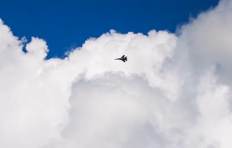 "Vào khoảng 20h11', một tín hiệu đã nhận được từ kênh vô tuyến khẩn cấp Komar trong khu vực xảy ra vụ tai nạn đối với tiêm kích Su-27. Máy bay An-26 và trực thăng Mi-8 đã được gửi đến để tìm kiếm và giải cứu phi công".